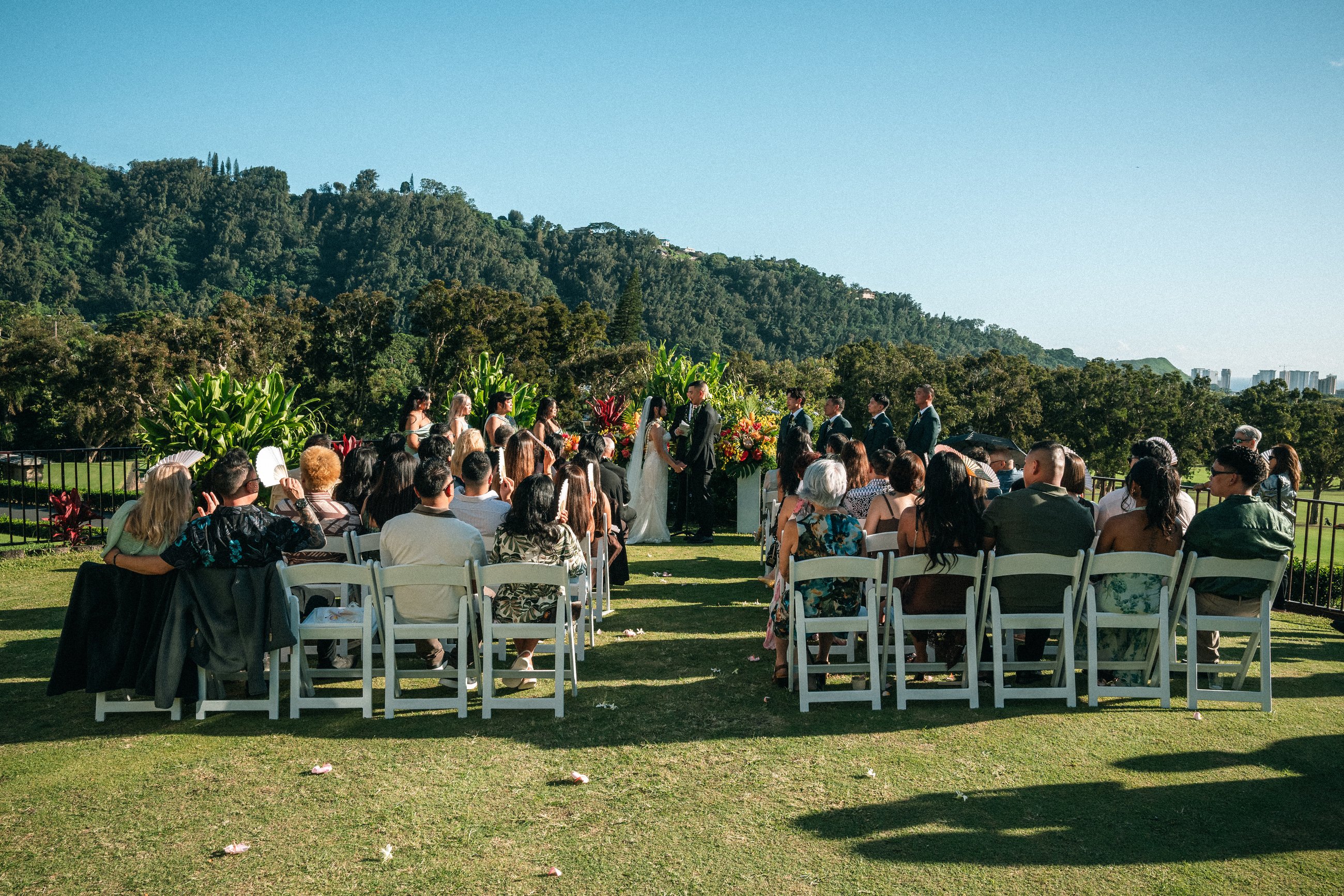 Josie and Scott's outdoor wedding ceremony in Hawaiʻi